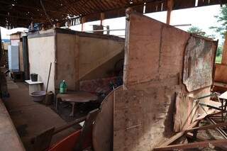 Barracos montados na antiga garagem da Estação Ferroviária. (Foto: Alcides Neto)
