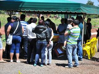 Enterro foi marcado pela revolta de parentes de amigos do segurança. (Foto: João Garrigó)