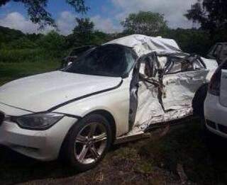 Carro ficou destruído depois de capotar (Foto: Divulgação)