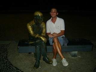 Graziani ao lado da estátua do poeta Carlos Drummond de Andrade. (Foto: Arquivo Pessoal)