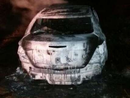 Carro usado em atentado que matou quatro é encontrado queimado 