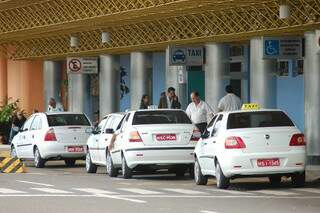 Ponto de táxi do Aeroporto Internacional tem 10 vagas em aberto. (Foto: Arquivo)