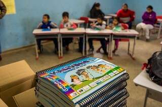 O livro Kalivono é bilíngue (português-terena), foi produzido por professores indígenas e aplicado na educação infantil e na alfabetização das escolas municipais indígenas de Miranda, MS. (Foto: Luciano Justiniano)