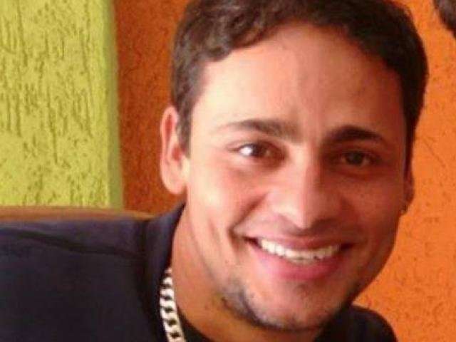 Mulher e filho de policial morto pedem doa&ccedil;&otilde;es para deixarem a fronteira