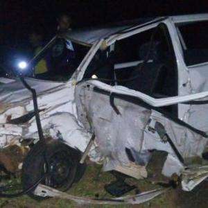 Carro fica destru&iacute;do ap&oacute;s colis&atilde;o com camionete na rodovia MS-289