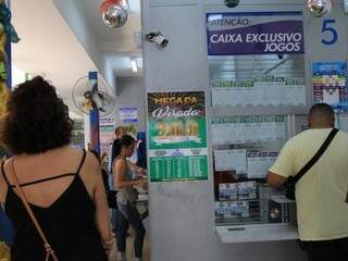 Apostadores em uma das lotéricas da Capital. (Foto: Marina Pacheco) 