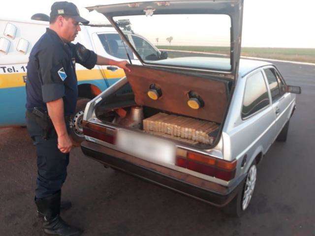 Parado em bloqueio, traficante &eacute; preso com 100 kg de maconha no porta-malas