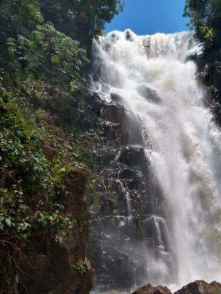 Novo roteiro tem cachoeira bel&iacute;ssima de 30 metros de altura em Bandeirantes