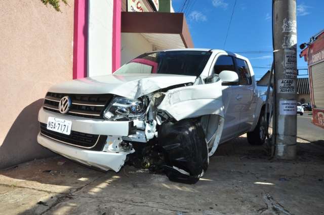 Mulher perde controle da dire&ccedil;&atilde;o e caminhonete colide em poste e muro 