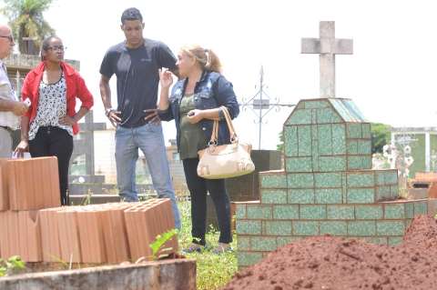 Na surdina, funcionários de IMOL tentam destrocar corpos em cemitério