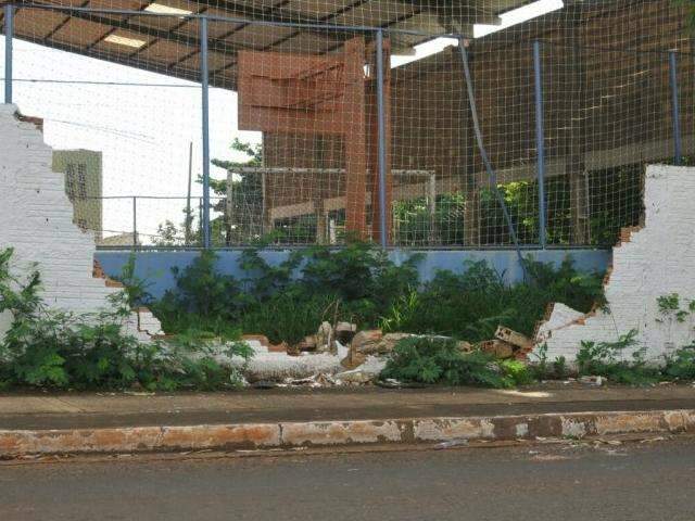Condutor foge ap&oacute;s perder controle de carro e derrubar muro de escola 