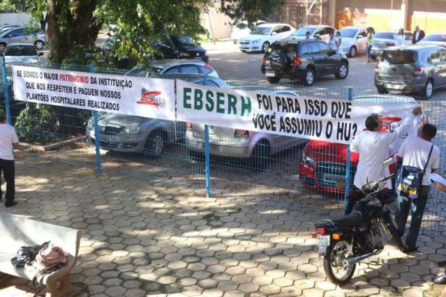 Acad&ecirc;micos da UFMS e t&eacute;cnicos do HU fazem protesto contra estatal