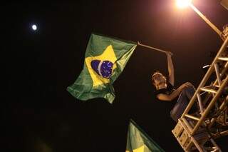 Manifestante com bandeira brasileira na Afonso Pena (Foto: Fernando Antunes)