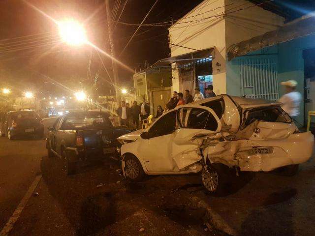 Motorista perde controle da dire&ccedil;&atilde;o e destr&oacute;i ve&iacute;culos na C&acirc;ndido Mariano