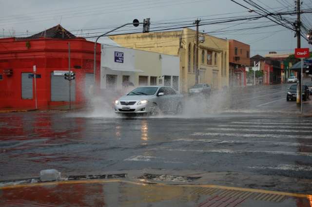 S&aacute;bado amanhece com chuva e previs&atilde;o &eacute; de tempo nublado 