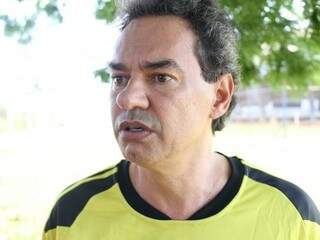 Marquinhos Trad (PSD), prefeito de Campo Grande, em jogo de futebol amador no Guanandizão (Foto: Paulo Francis)