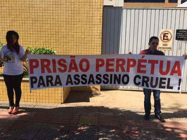 Em sil&ecirc;ncio, familiares de musicista recebem assassino em f&oacute;rum