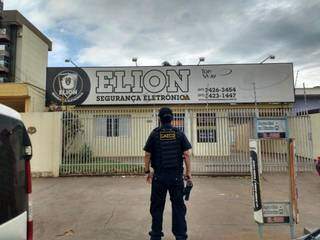 Policial do Gaeco em frente à empresa de segurança em Dourados (Foto: Adilson Domingos)