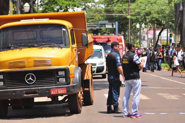 Ciclista de 20 anos morre atropelada por caminh&atilde;o em avenida principal