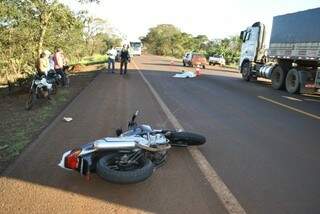 O motociclista foi arremessado da moto ao colidir com o carro (Foto: Dourados News/Osvaldo Duarte)