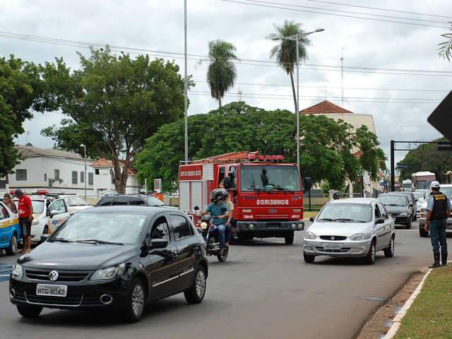  Acidente entre carro e moto deixa um ferido e tumultua tr&acirc;nsito