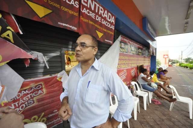 Megaliquida&ccedil;&atilde;o atrai consumidores 13 horas antes da abertura de lojas