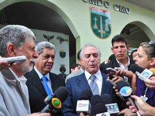 Temer dá entrevista, aompanhado pelo ministro da Defesa, Celso Amorim, e o governador André Puccinelli. (Foto: João Garrigó)
