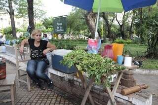 Banca que vende água, ervas e gelo, em praça no Centro de Assunção.