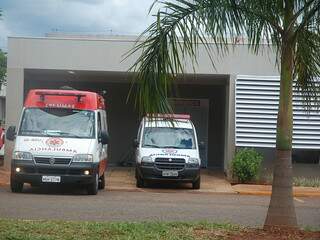 Ambulâncias do Samu e de Sidrolândia paradas no HR, após paciente morrer.(Foto: Simão Nogueira)