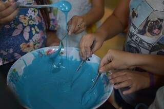 Garotada fazendo a massa do slime. (Foto: Gustavo Maia)