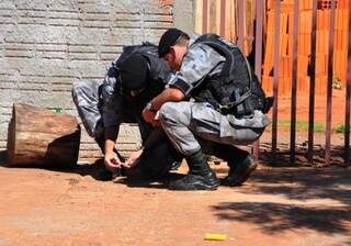 Policiais encontraram pedras de crack. (Foto: Nova News)