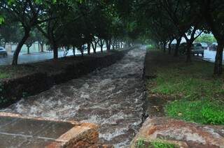 Córrego Rego D’Água, que corta a região sul da cidade, recebeu grande volume de água durante a chuva (Foto: Eliel Oliveira)