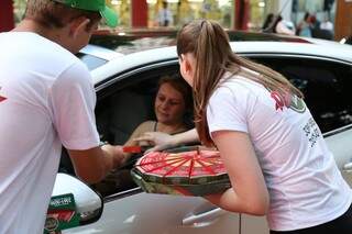 Campo-grandenses ganharam pedaços de pizzas de frango com catupiry e calabresa. (Foto: Fernando Antunes)