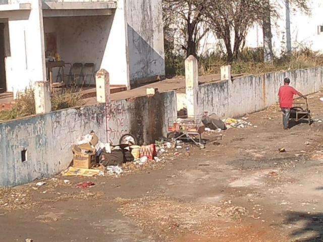 Moradores cobram, prefeitura libera e antigo latic&iacute;nio na Jacy &eacute; demolido