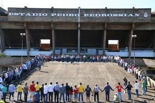 O abraço simbólico ao Estádio Morenão, neste sábado, foi um ato de protesto contra a situação de decadência do futebol em Mato Grosso do Sul (Foto: Fernando Antunes)