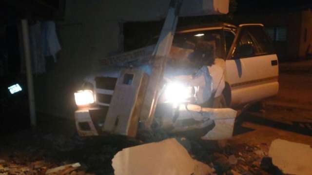 Condutor embriagado destr&oacute;i muro de resid&ecirc;ncia ao colidir caminhonete