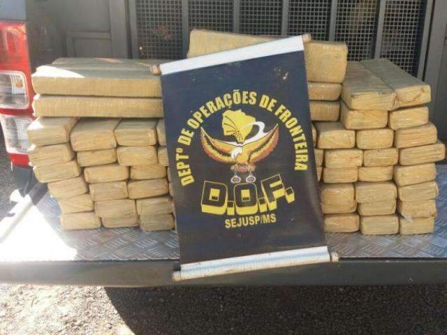 Dupla presa levava 71 kg de maconha escondidos em lataria de carro