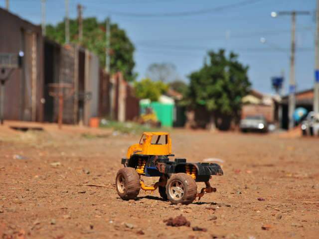  Adolescente tem faca cravada na cabe&ccedil;a por garoto de 10 anos na Capital