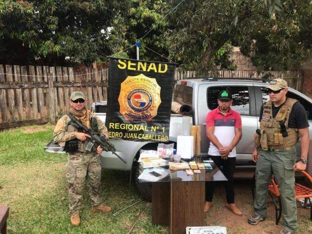 Homem &eacute; preso com arma, R$ 21 mil e anota&ccedil;&otilde;es do narcotr&aacute;fico na fronteira 