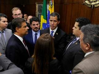Guaidó (ao centro) ouviu de Nelsinho (à esquerda) garantia de envolvimento do Senado brasileiro na questão venezuelana. (Foto: Luís Carlos Campos Sales/Divulgação)