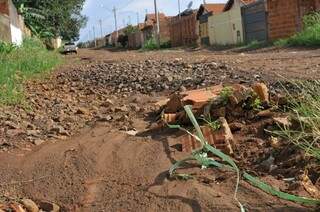 Moradores disseram que asfalto estava incluído no projeto inicial do bairro, mas não foi feito. (Foto: Alcides Neto)