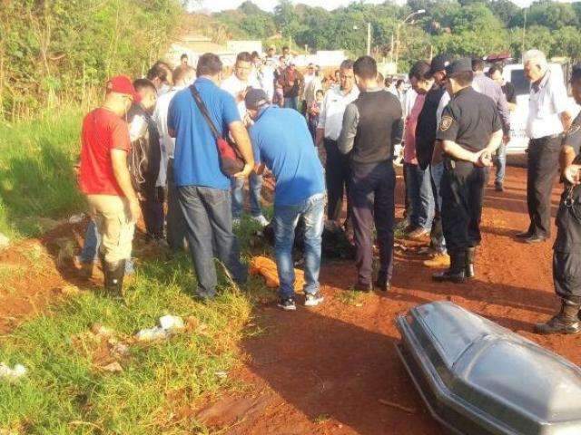 Homem carbonizado com p&eacute;s e m&atilde;os amarrados &eacute; identificado pelo pai