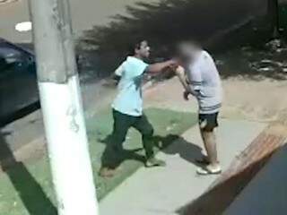 Jovem de 18 &eacute; espancado com soco ingl&ecirc;s durante assalto &agrave; luz do dia