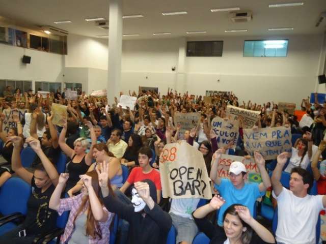 Em onda de protestos, manifestantes lotam C&acirc;mara Municipal de Dourados