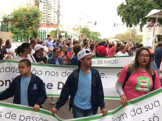 &quot;N&atilde;o me decepcione&quot;, pede caminhada durante o Dia da S&iacute;ndrome de Down