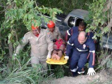 Equipes resgatam mulher em carro que caiu na ribanceira de estrada 
