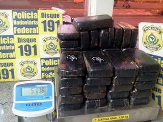 Em uma das apreensões, cocaína estava em fundo falso de caminhonete (Foto: Divulgação/PRF)
