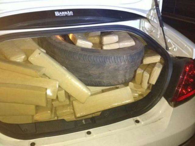 Meia tonelada de maconha &eacute; encontrada dentro de carro em garagem