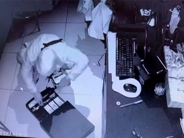 Ladr&atilde;o &eacute; flagrado ao arrombar conveni&ecirc;ncia para furtar dinheiro e c&acirc;mera