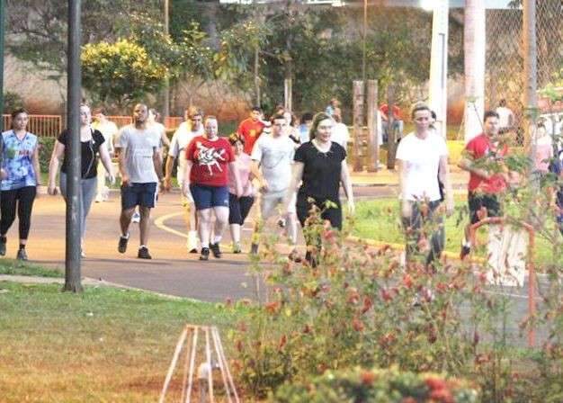 Funesp promove caminhada em pra&ccedil;a para estimular pr&aacute;tica de exerc&iacute;cios